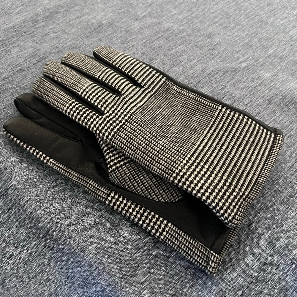 MIXIT Gloves Black and Cream/Gray Plaid Patterned NWOT Sz S/M